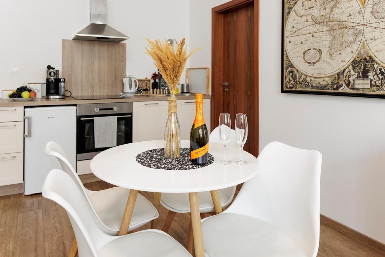 Diamond Residence In Old Town With Free Parking Bratislava Luaran gambar
